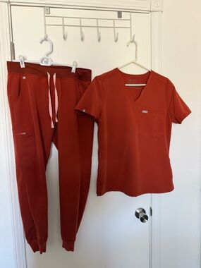 FIGS Auburn Catarina Scrub Top and Zamora Jogger Pants